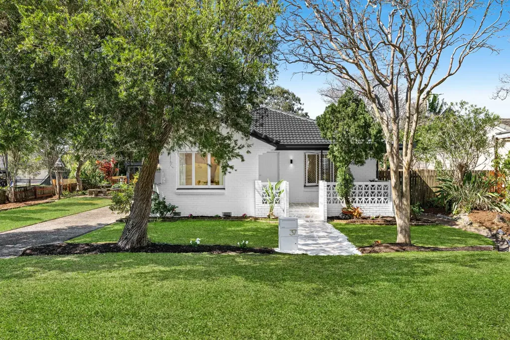 Birkdale 3 Bedroom Family Comfort with Poolside Living in Birkdale