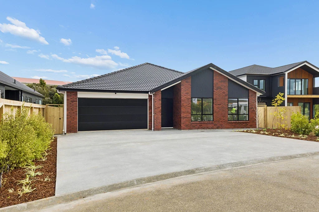 Pukekohe 5Moenga What an Opening for Large or Extended Families!
