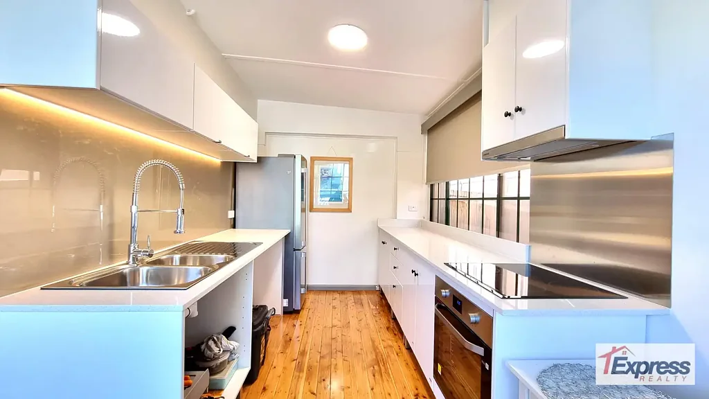 RENOVATED ONE BEDROOM FLAT WITH NEW KITCHEN, PRIVATE ENTRY & COURTYARD