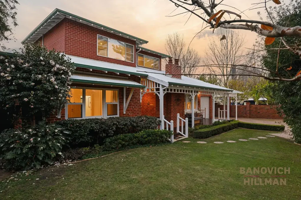 Mount Pleasant 4غرفة نوم CHARACTER-FILLED RIVERSIDE FAMILY HOME