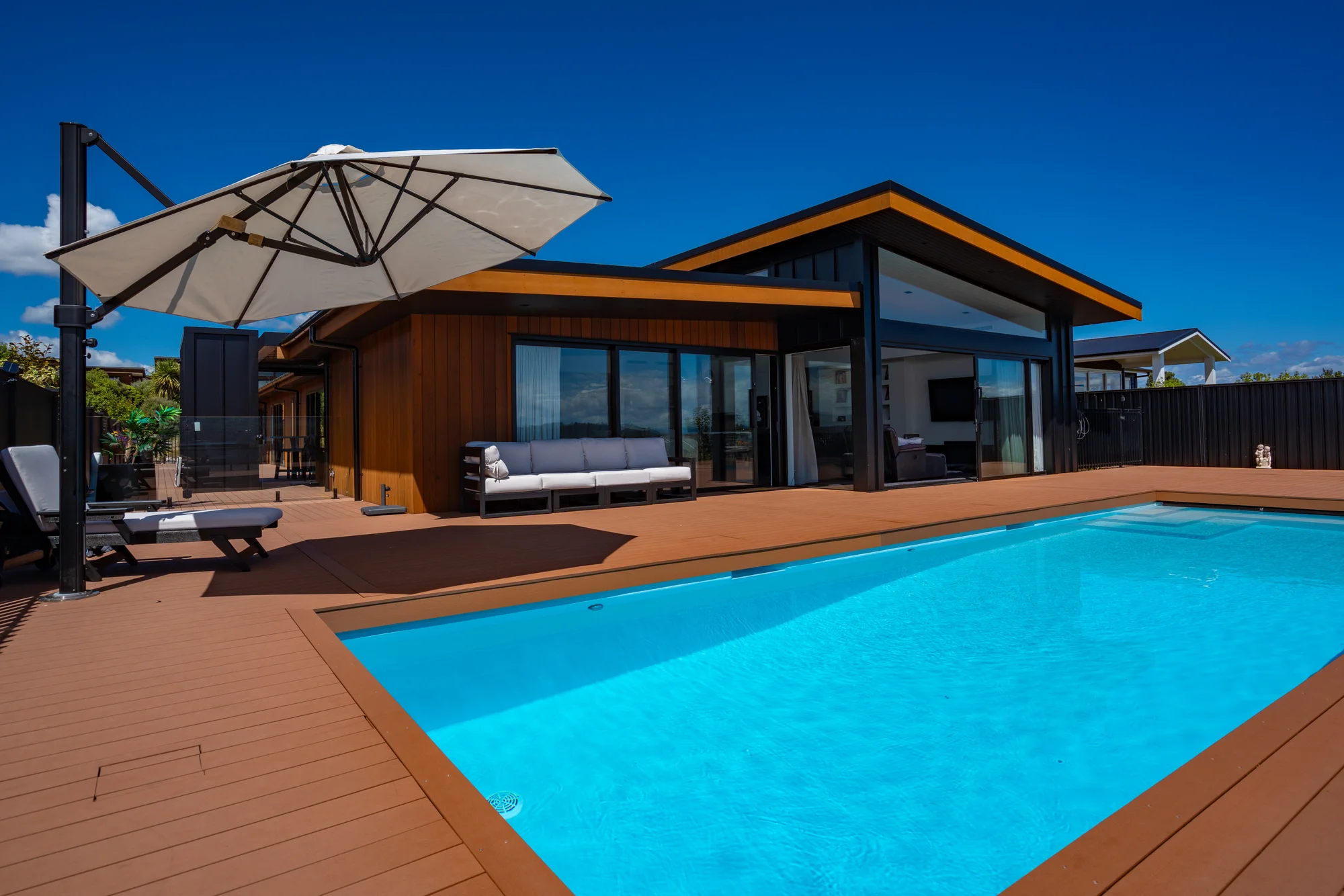 Rainbow Point 4Kwarto Premium lakeside home must be sold