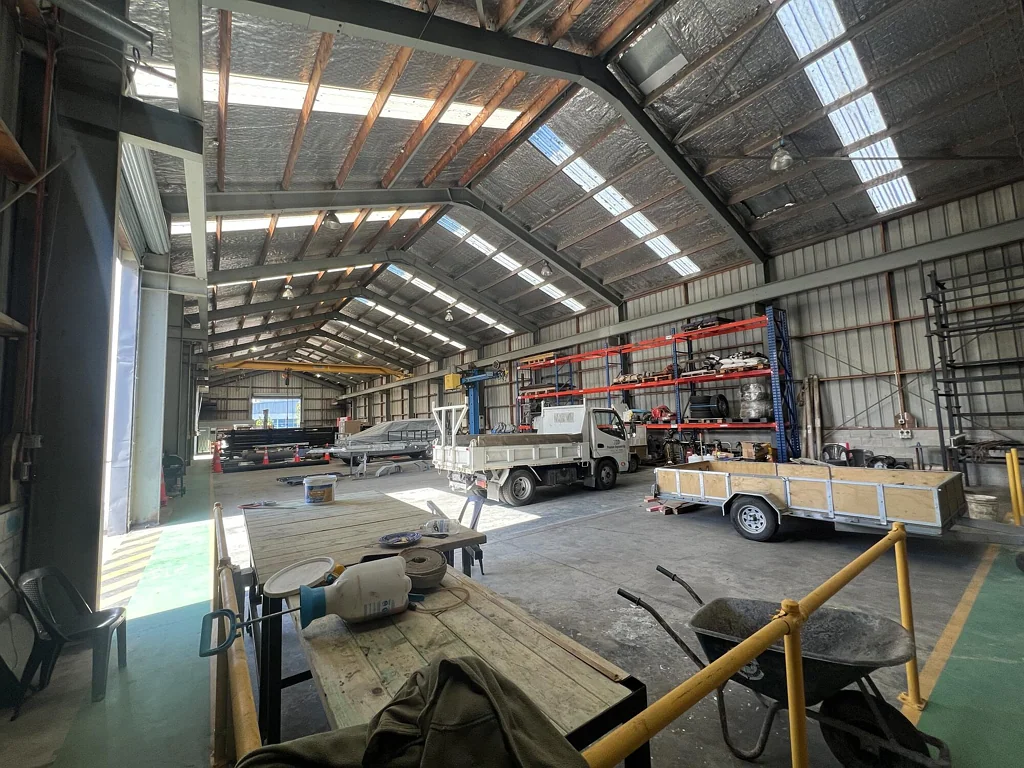 East Tamaki Functional 795sqm warehouse with 5t gantry crane