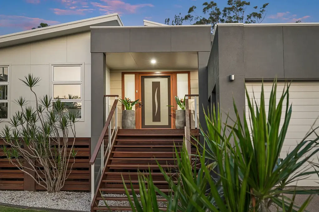 Port Macquarie 4房  Modern Sanctuary in Quiet Setting with Reserve Backdrop