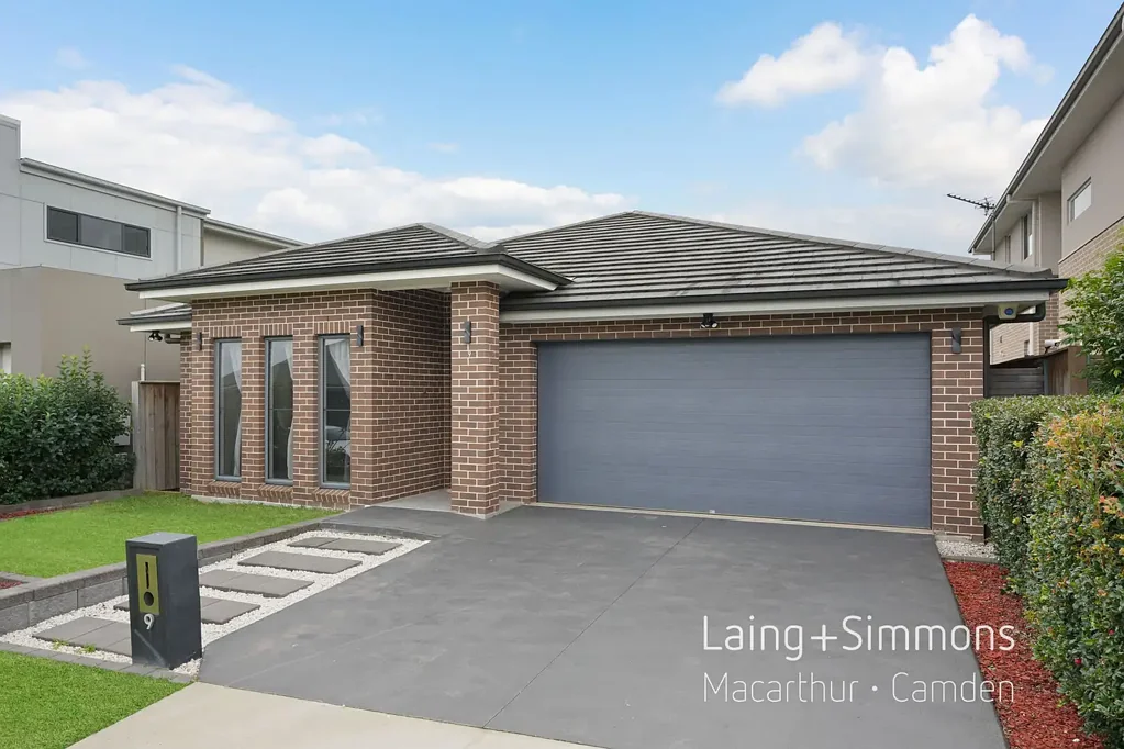 Gledswood Hills 4chambre Executive style  Family Home - 4 Bedrooms + Study
