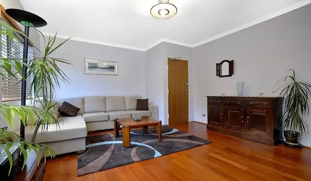 Neat 2 Bed Unit - Center of Penshurst Train Station