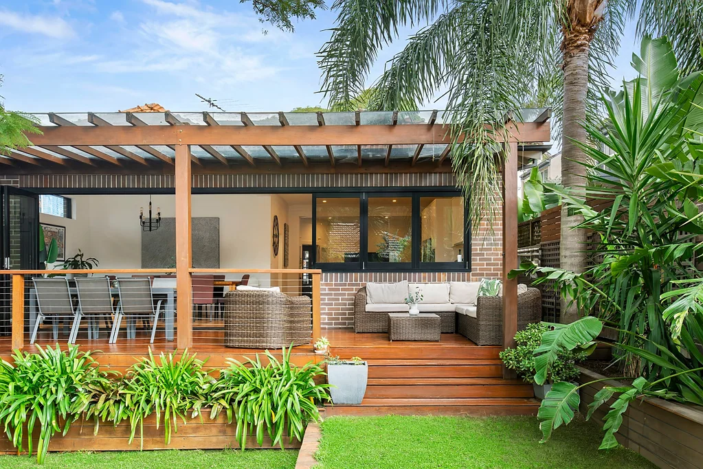 Russell Lea 4 Bedroom Tranquil Family Haven Moments from Parks & Waterfront