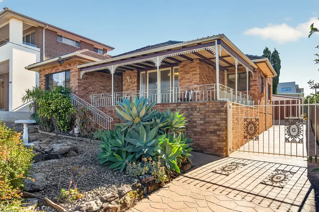 Wentworthville 3બેડરૂમ Well-Kept Family Residence on 607sqm Elevated Block