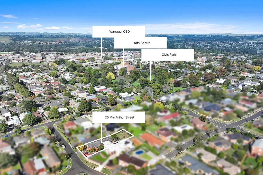 Warragul 5ਬੈੱਡਰੂਮ More Than Meets the Eye - Spacious Family Living in a Prime Warragul Location