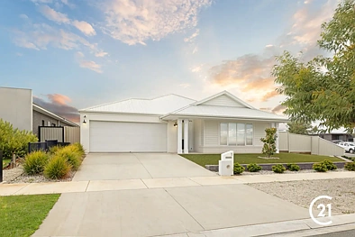 Moama 4Moenga Sophisticated Entertainer with Resort Pool & Impressive Shed!