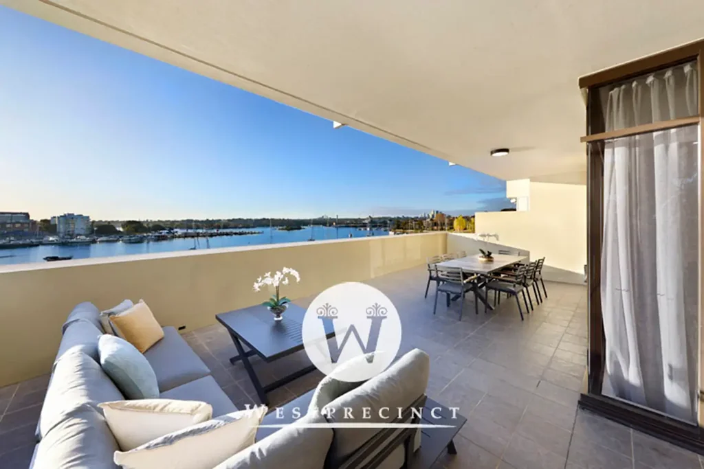 In transition? We offer fine furnished stays from 3 months +
