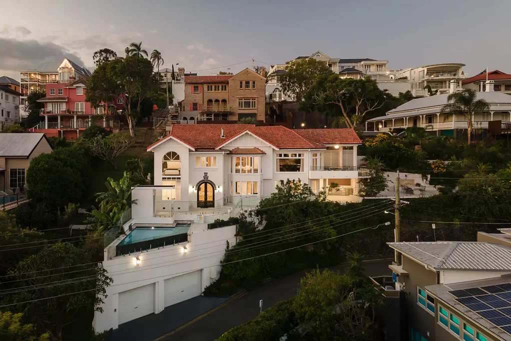 Hamilton 5Phòng ngủ Luxurious hilltop masterpiece in prestigious Hamilton enclave