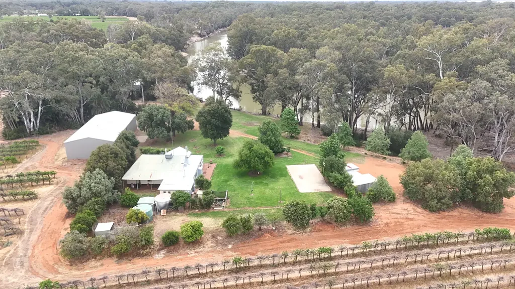 Piangil 3房  Rare Riverfront Living - Space, Serenity & Character