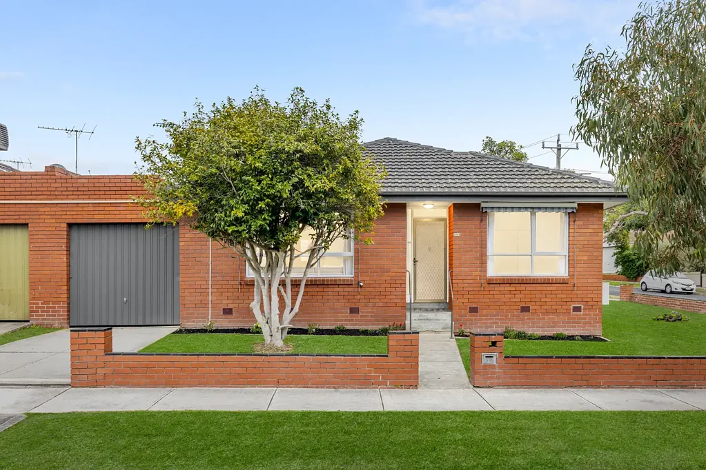 Burwood 2ห้องนอน Convenient Living with Rare Street Frontage in the Heart of Burwood
