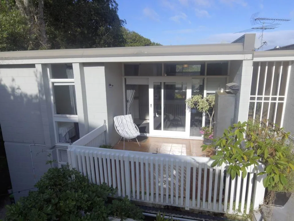 Mount Eden 2Moenga OVERSEAS VENDOR WANTS OFFERS !!