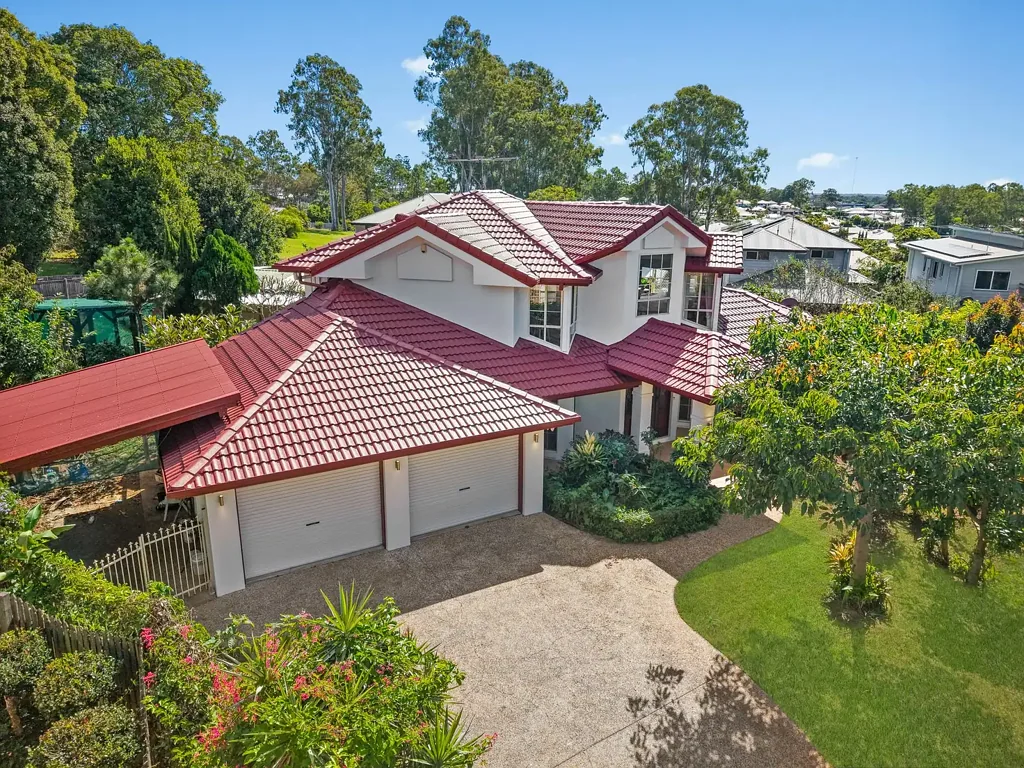 Bridgeman Downs 5 Slaapkamer SPACIOUS FAMILY ENTERTAINER POSITIONED ON A UNIQUE 1,236 SQM ALLOTMENT!
