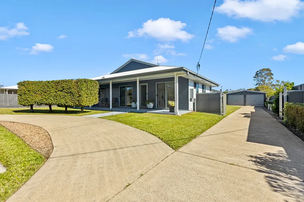 Tin Can Bay 5房  Perfectly Renovated Dream Home
