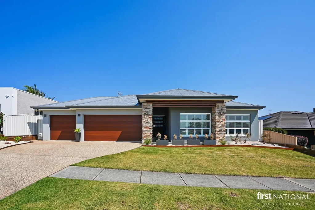 Luxurious 4 Bedroom Furnished home in Cape Hawke Estate