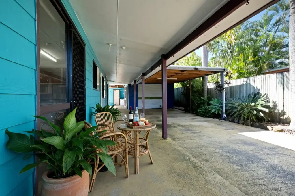 Slade Point 3 Slaapkamer Beach House + Self-Contained Granny Flat | 701m² | Walk to Lamberts Beach