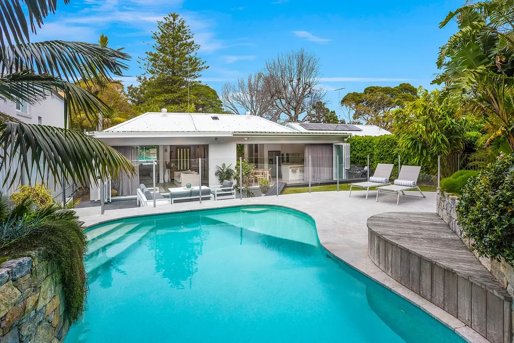 Caringbah South 4房 宁静安适设计 现代单层住宅 自然光线充沛 私人户外天堂 Burraneer Bay Road 位置优越 Yowie Bay 水域近邻 矿物池娱乐空间 业主套房宽敞 双车库储物空间 North-Facing Single Level Entertainer