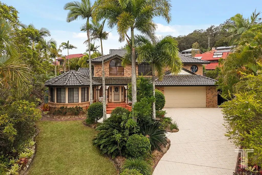 Carindale 4房 Carindale原创，匠心独运的特色住宅 A Carindale Original, Crafted with Character
