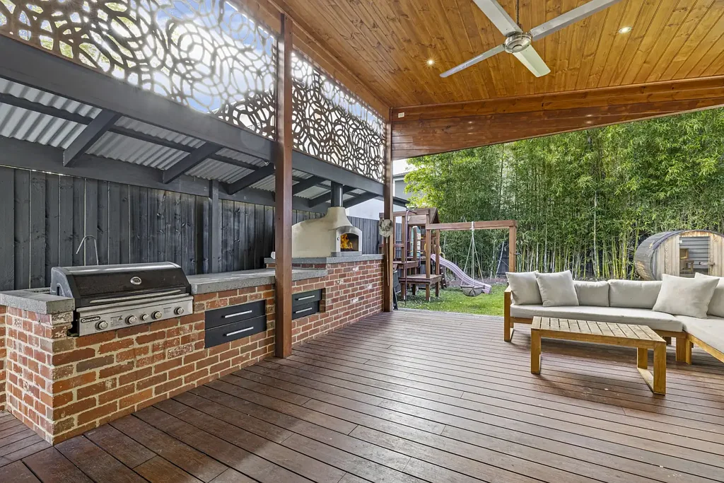 Oakleigh 4Moenga Extensively Renovated Family Entertainer’s Haven