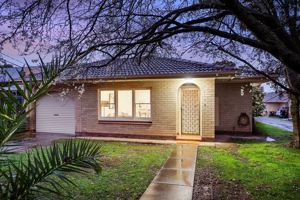 Glenunga 2房  The pick of the block: a standout remodel, a street front