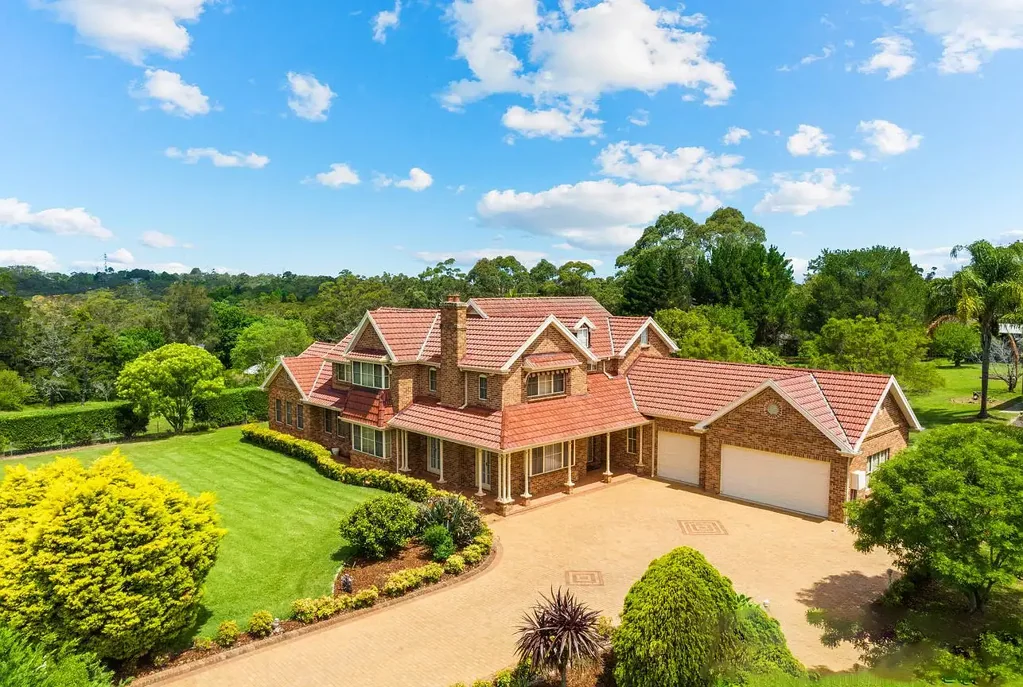 Leased by Thomas Elliott 0421 220 677