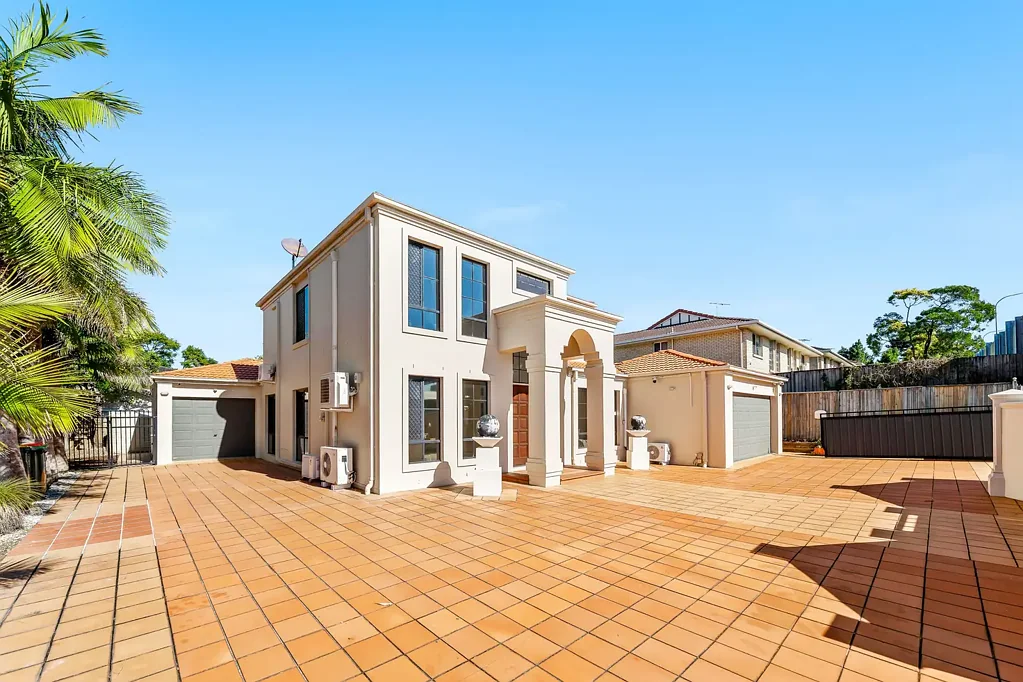 Robertson 5 Bedroom Elegant Family Living in the Prestigious Robertson School Catchment! With Home Business Potential!