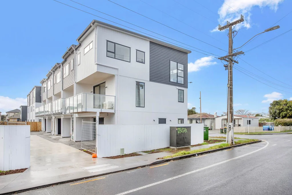 Manurewa 3Kwarto Modern 3-Level Road Townhouse!