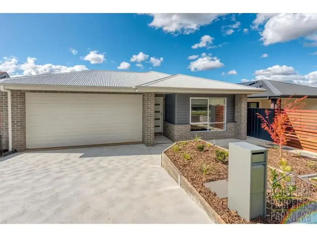 Versatile Living - Must See!