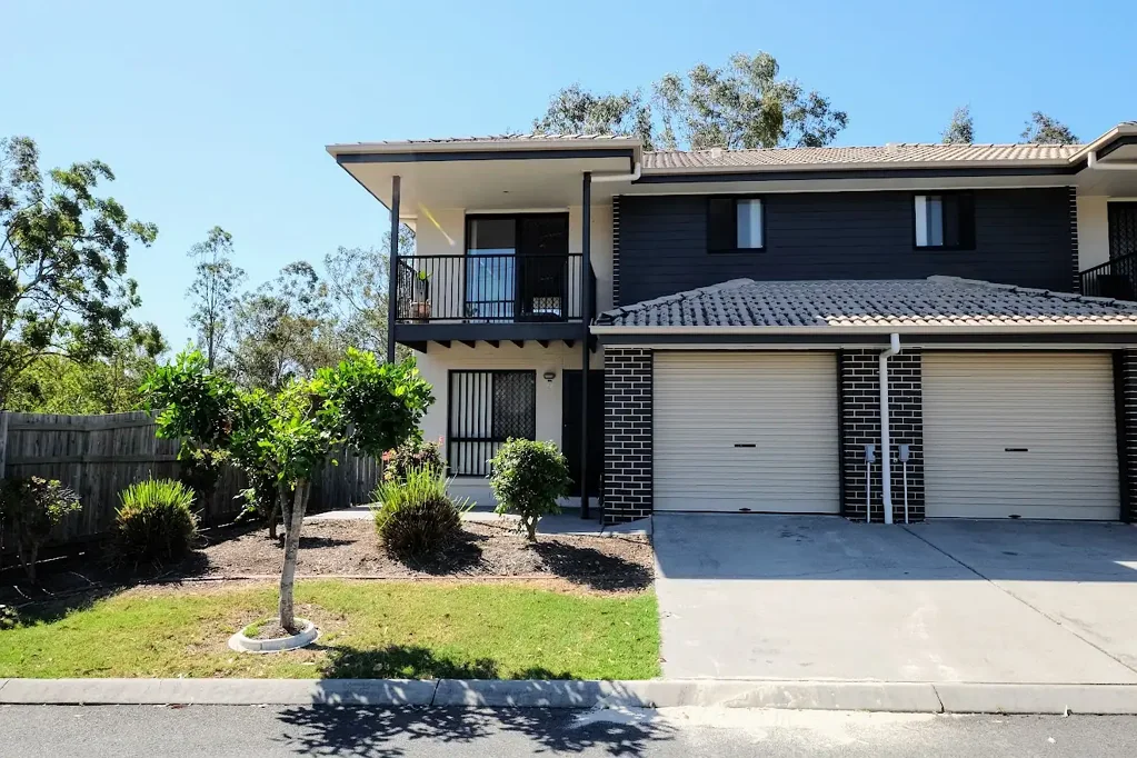 IMMACULATE AIR-CONDITIONED 3 BEDROOM TOWNHOUSE IN POPULAR, CENTRALLY LOCATED COMPLEX