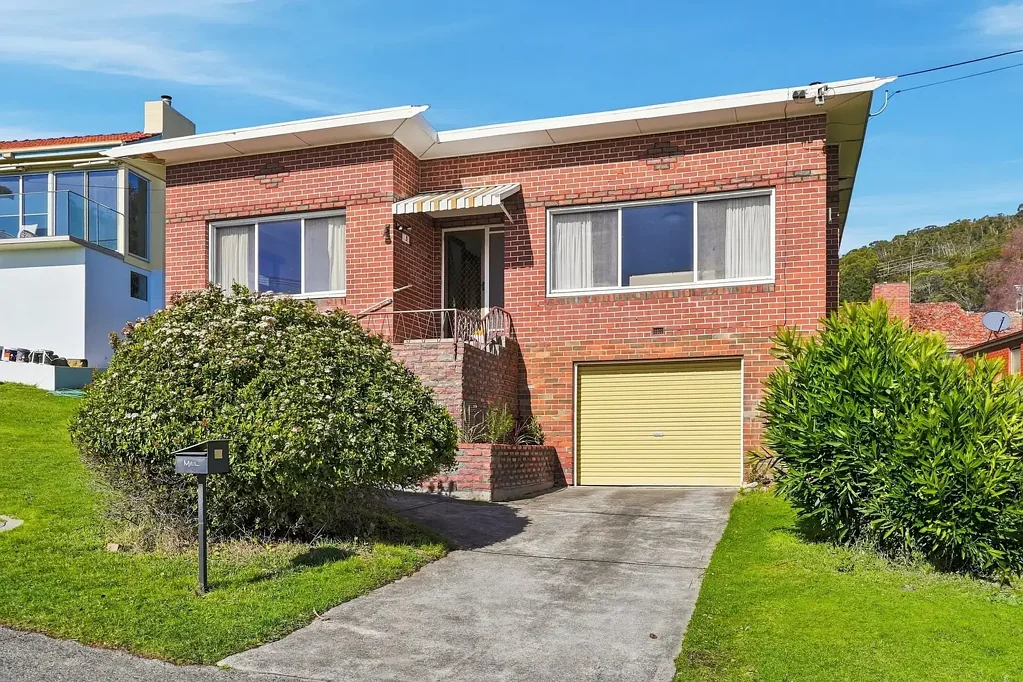 Lenah Valley 3房  Bathed in Sunshine, Outstanding Location, Period Quality, Brick!
