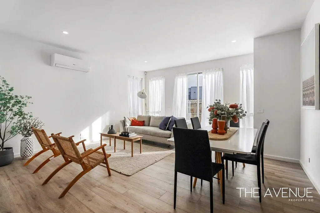 Stylish Coastal Townhouse Opposite Parkland - Walk to the Beach!
