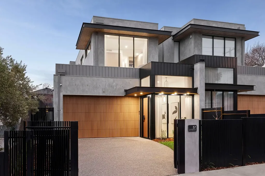 Moonee Ponds 4房 全新建成 高标准设计 37.5㎡豪华生活 低维护便利 壮观市景 现代风格 高挑天花板 闪亮地下泳池 开放式厨房 巨大岛台 感应灶台 酒柜 宽敞卧室 主卧市景套间 男女更衣室 车库储物空间 户外聚会区 条形加热器泳池 State-of-the-Art Poolside Entertainer with City Views