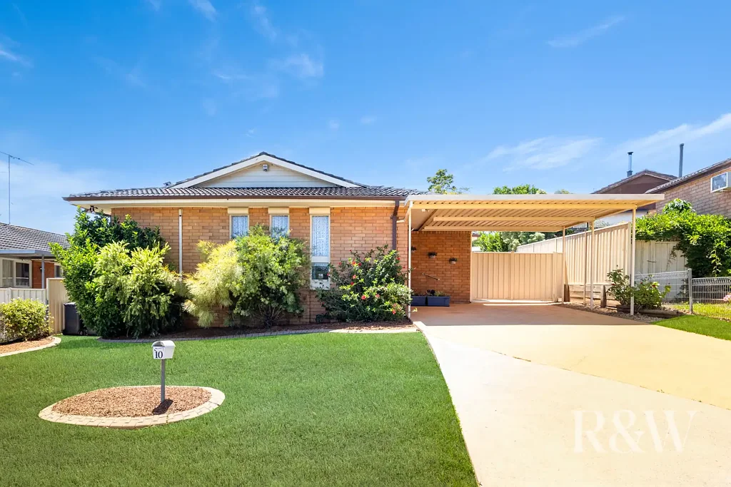 10 DICKENS ROAD, Ambarvale, NSW 2560