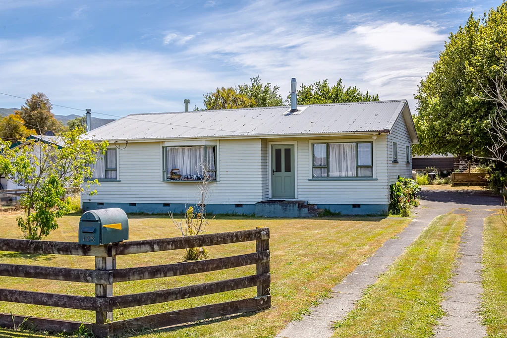 Featherston 3침실 Restore, rent or retire