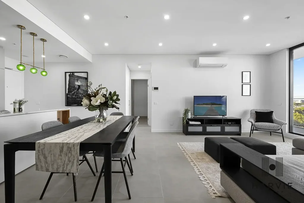 Auburn 3 Bedroom Beautifully Maintained Top-Floor Residence