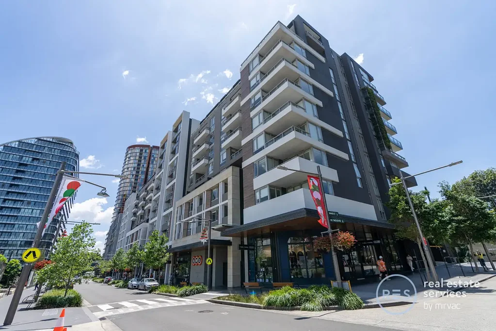 Sunny & Oversized 2 Bedroom Apartment with Parking in Green Square, Zetland