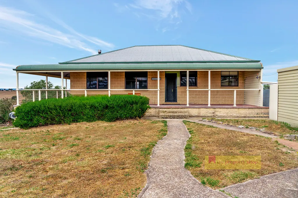 Mudgee COUNTRY CHARM AWAITS - WITH INCREDIBLE VIEWS
