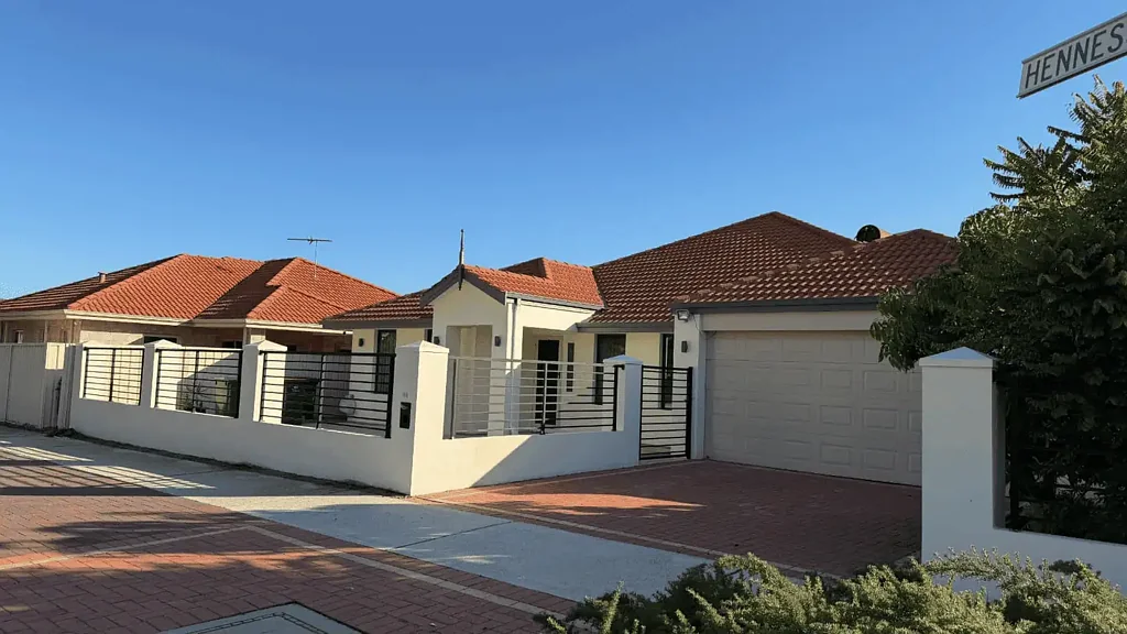 Ashby 4कमरा Large family home with low maintenance front and backyard