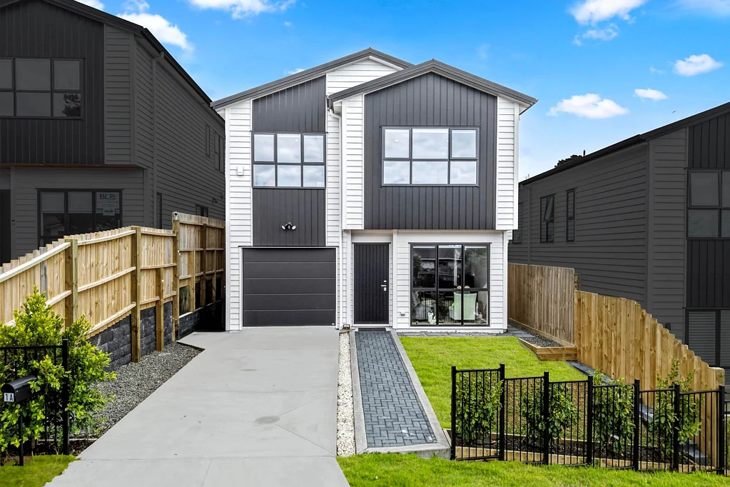 Northcross 5 Slaapkamer Standalone Modern Living Beside the Reserve