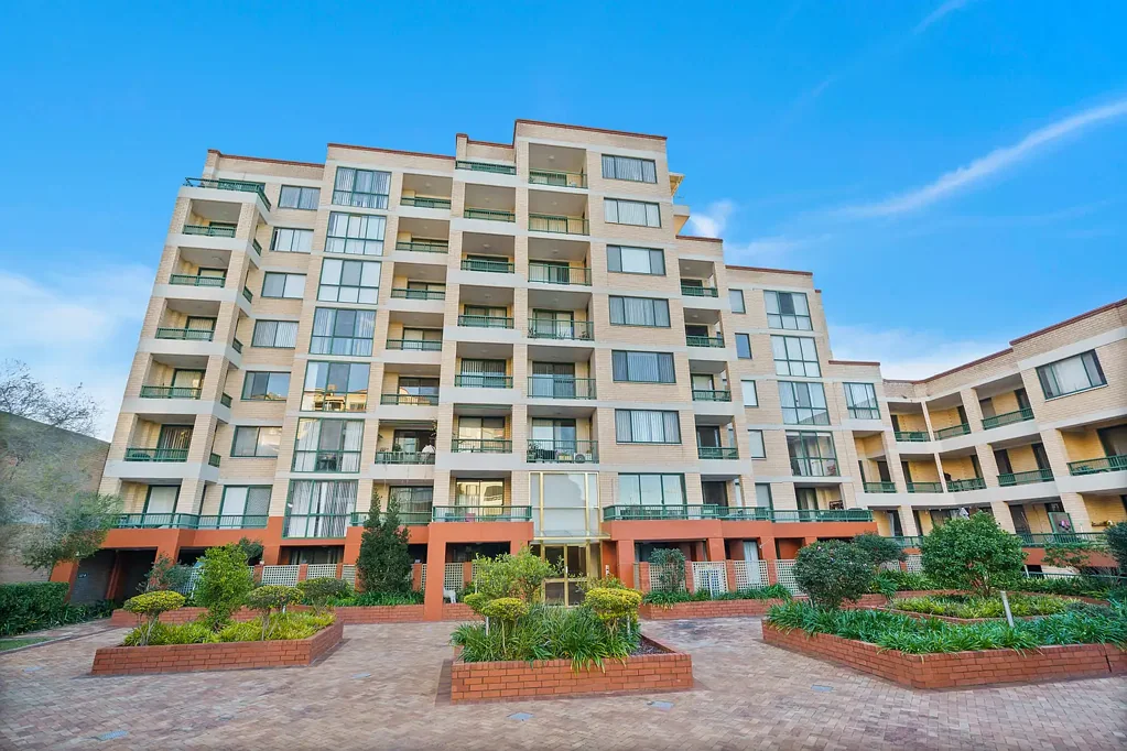 Renovated Three-Bedroom Apartment in Convenience