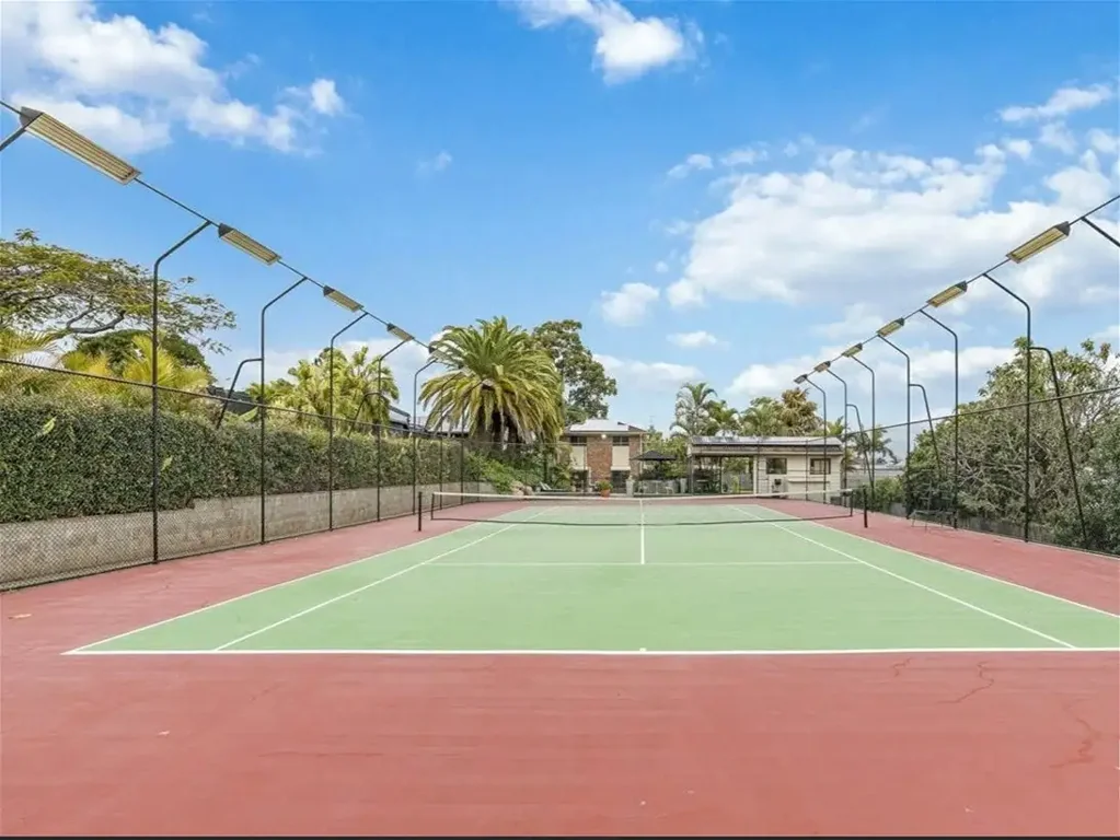 Daisy Hill 6कमरा Resort-Style Family Estate with Brand-New Studio, Pool, Spa & Tennis Court - Walk to John Paul College!