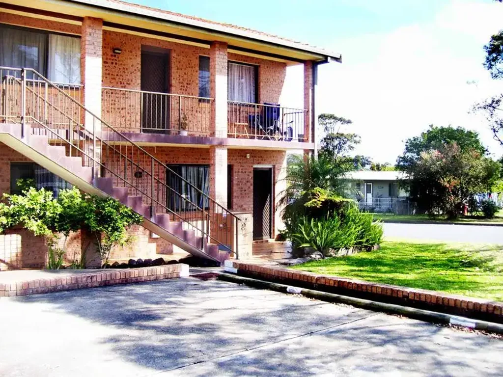Neat & Convenient Unit Close to Shipping Hub and Beach
