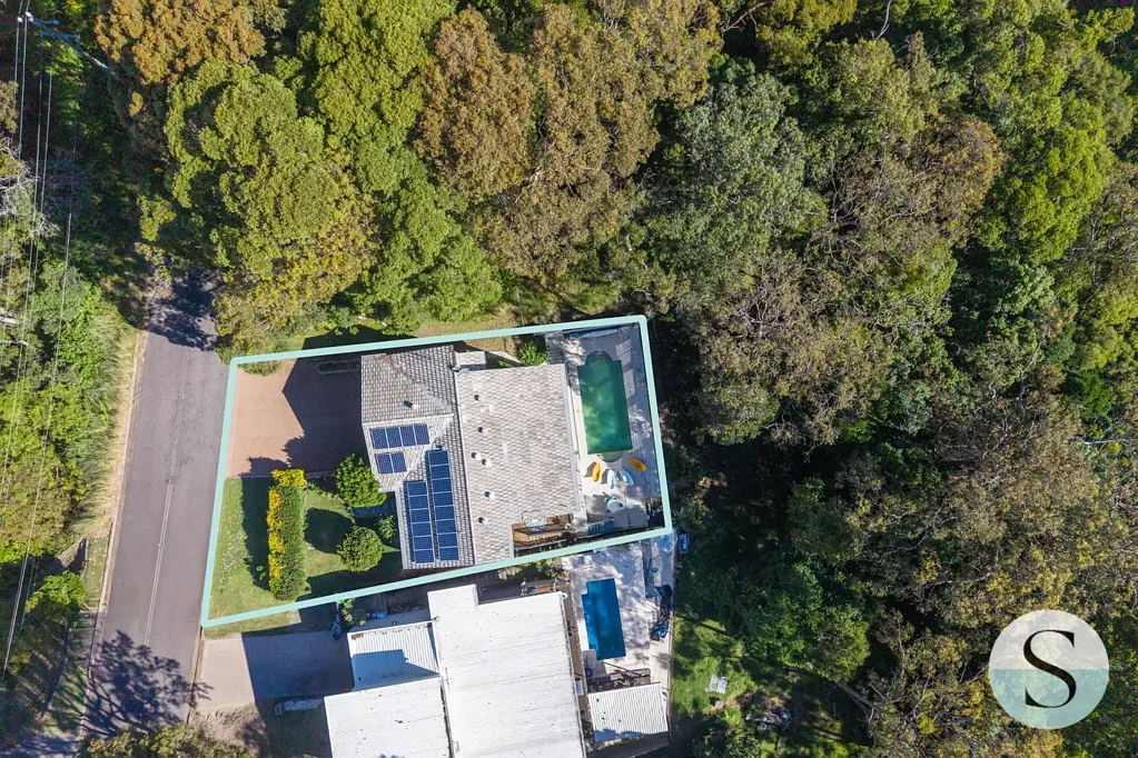 Caves Beach 5房  Extra-Ordinary Value, Retreat Like, Bush Backdrop Setting, Largely Renovated Living with Cathedral Ceilings, a Resort Pool & Dual Living Potential!