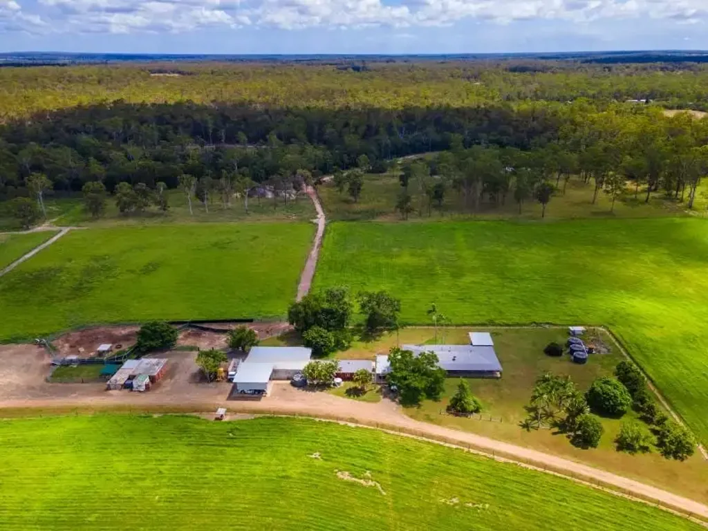 South Kolan 5房  Magic 194 acres with 4/2 Family Home + G/Flat + Sheds