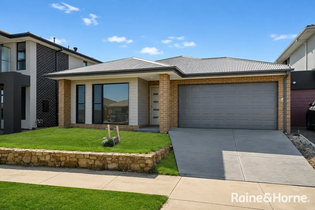 Beautifully Presented Family Home - Prime Clyde North Location