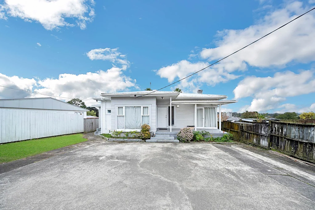 Glen Eden 5Zimmer Home & Income Opportunity in the Heart of Glen...