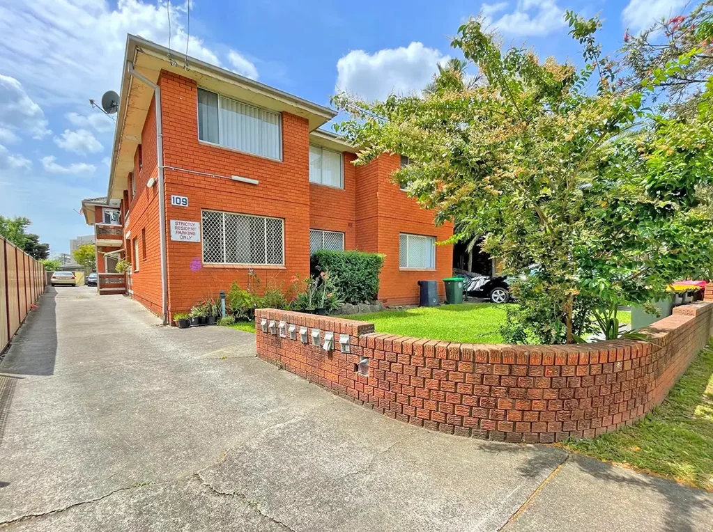 Bright & sunny 2 bedroom residence in popular Hampden Road