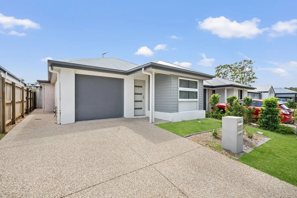 NEAR NEW 3 BEDROOM DUPLEX
